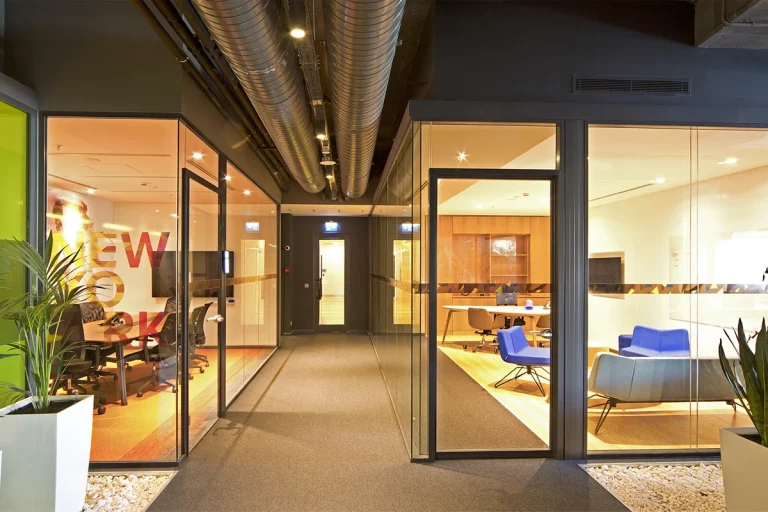 Itelligence ofis – Vitrum ve Vitrum Duo sistemleriyle cam bölme çözümleri