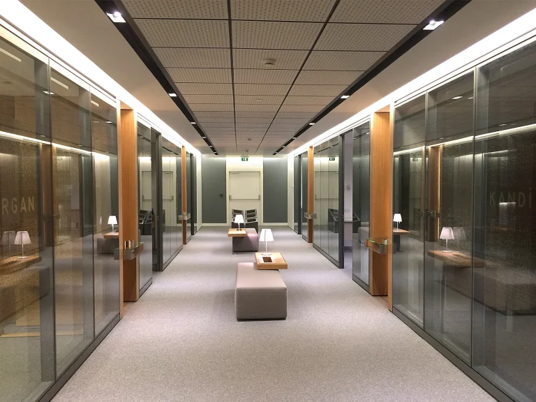 Sabancı Center’da Magneo yapıştırma cam bölme sistemi